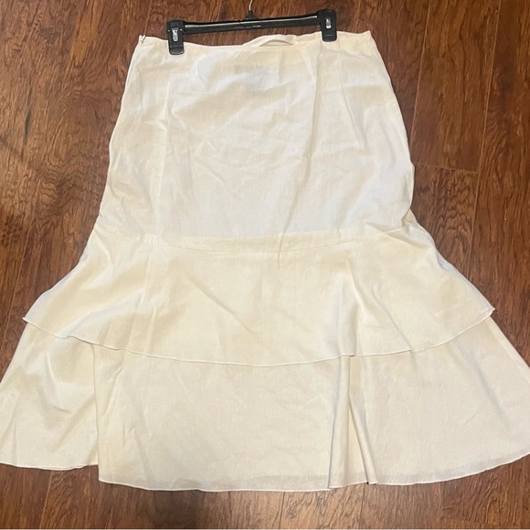 Larry Levine Dresses & Skirts - Beautiful Larry Levine linen white skirt size 12
